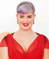 Gordinha Kelly Osbourne decote enorme em 65 anual...