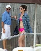 Fotos de paparazzi topless e nude da celebridade. Opa, nipslip, decote...