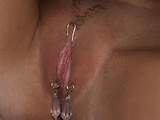 Mulher sensual mostra buceta peluda piercing