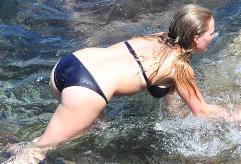 Hilary Duff mamilos duros & xoxota depilada virilha Bikini Pics |
