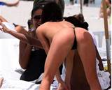 Sanaa Lathan mostrando seus peitos e bunda de tanga no paparazzi de praia...