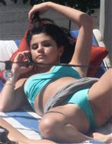 Upskirt Celebs: Buceta de biquini de Selena Gomez