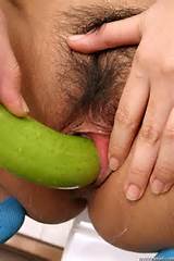 AsiÃ¡tica peituda insere frutas no seu bichano peludo - ponto de bunda