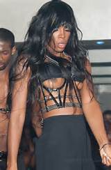 Kelly Rowland desliza ambas as mamas, ambos japoneses, & o microfone se encaixa no seu cavalo...