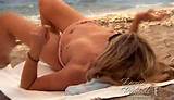 Denise Richards mostrando seus peitos grandes e agradÃ¡veis na praia e bela buceta escorregar...