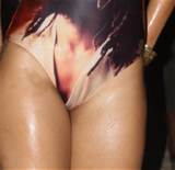 Rihanna mostra buceta e mamas e rabo de biquÃ­ni