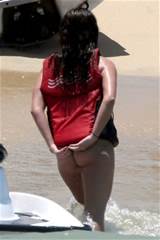 IncrÃ­vel, Opa! Demi Lovato mostra sua bunda nua na praia! 2