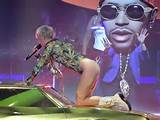 buceta de cyrus Miley arrasando 4 Miley beijos fÃ£ Las Vegas Luscious Pix