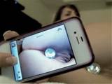 smartphonesmut: iPhone Kinky, atirou em si mesmo. Piercing buceta e uma rolha no rabo.