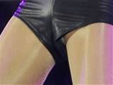 Shorts de couro Selena Gomez Upshorts Sneak Peek no palco em Londres
