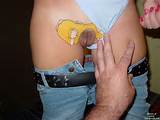 ... tatuagem... mas alguÃ©m estÃ¡ ostentando Homer Simpson ao redor na sua buceta