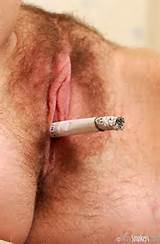 Desfrutar de babes quentes fumar fumando cigarro e jogando com o...