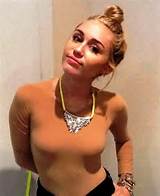 Miley camisa apertada