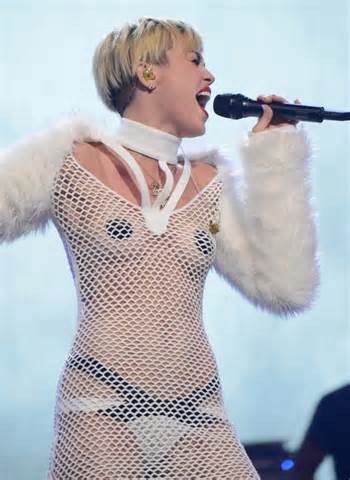Miley Cyrus mamilo pastÃ©is em See-thru vestidoÂ» Veja Miley Cyrus...