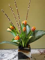 Tulipas, folhas tropicais & Arranjo Floral clÃ¡ssico de salgueiro