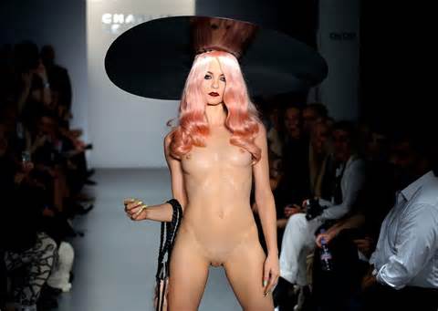 London Fashion Week: Modelos nu na passarela com seus Muffins raspada