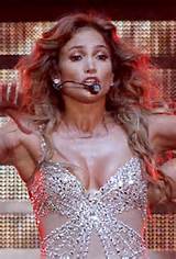 Jennifer Lopez acidentalmente pisca mamilo no palco