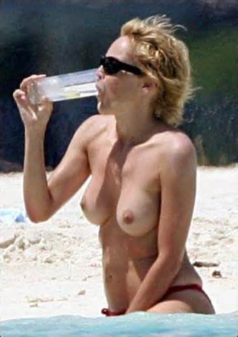 Nu de Sharon Stone na praia (6 fotos) | Erooups.com