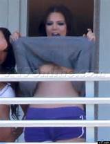 Khloe Kardashian pisca o peito em Miami (fotos)