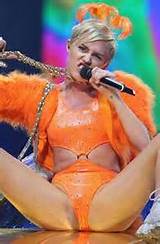 miley cyrus depilada em concerto |