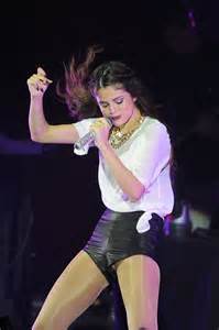 Opa, Selena Gomez mostra buceta lÃ¡bios palco #1 | 1256 x 1888