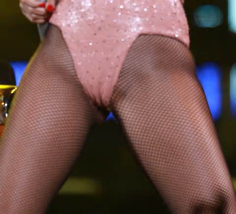 Rihanna ver a Vagina Cameltoe & Boob escorregar camisa Pics |