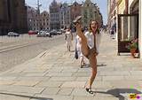 ... da garota pervertida mostra seu bichano com um Karate Kick Nakedonthestreets
