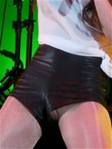 Shorts de couro Selena Gomez Upshorts Sneak Peek no palco em Londres