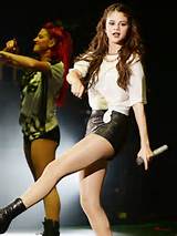 Shorts de couro Selena Gomez Upshorts Sneak Peek no palco em Londres