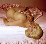 Jayne Mansfield nua na cama