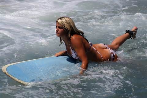 flagrantes de garotas surfista