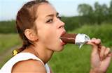 Jovem garota sexy lambendo o sorvete ao ar livre | Russas mulheres bonitas
