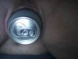 Enfiando lata de refrigerante na minha buceta solta
