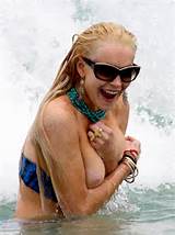 Lindsay Lohan Oops Nipple Slip e Boob escorregar na praia! 2