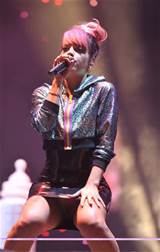 Lily Allen buceta Upskirt no palco na Alemanha!