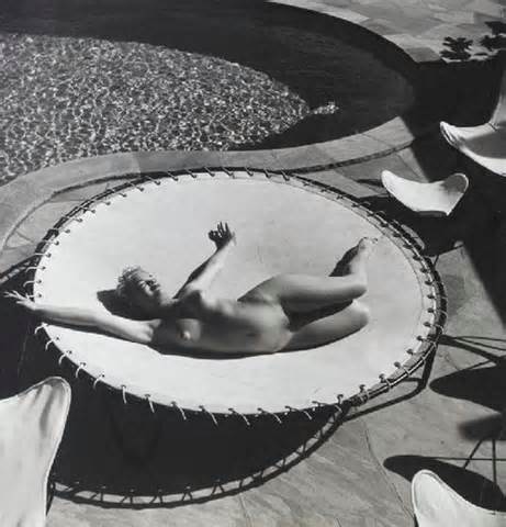 Andre De Dienes - Marilyn Monroe deitado nu em um trampolim, 1953...