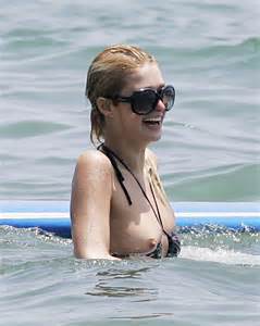 deslizamento de japa sensual Paris Hilton no mar