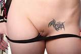 Goth brinca com suas tetas furadas e mostra sua xoxota depilada...