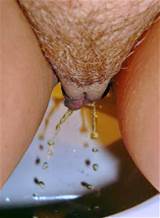 C3PeeHole, wetandpissy: buceta mijando do garota ruiva close-up.